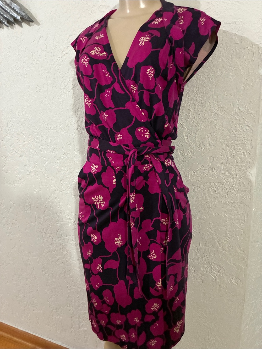 Diane Von Furstenberg DVF Silk Wrap Dress Size 6 Black Fuchsia Floral Midi Belt